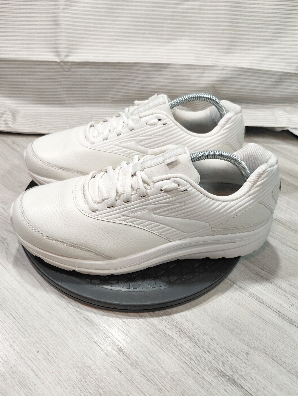 BROOKS Men Addiction Walker 2 White Leather Slip Resistant Walking Work Shoe M10